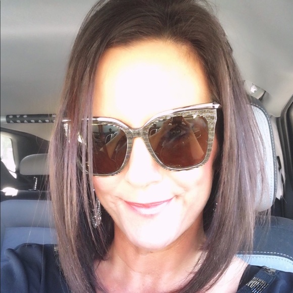 Meet your Posher, Holly - Picture 1 of 3